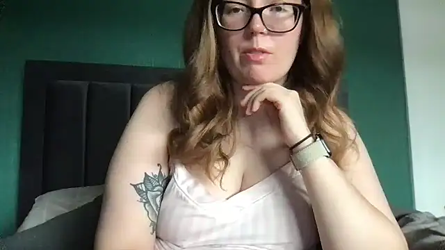 CurvyBx online show from May 18, 10:32 am