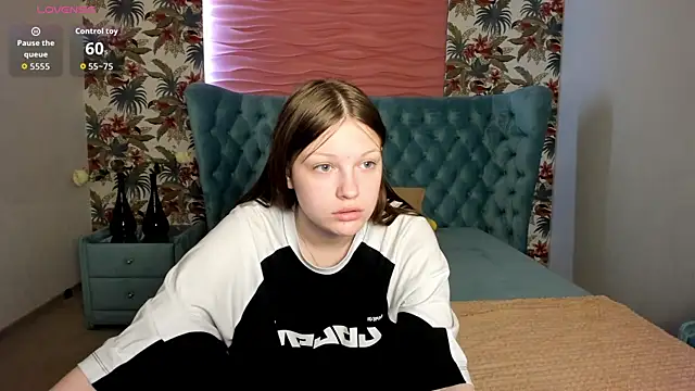 LauraBev online show from April 26, 5:49 am