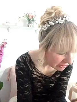 -Nefertiti- online show from March 13, 1:34 pm