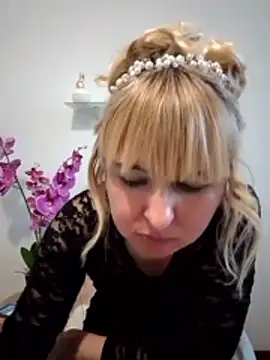 -Nefertiti- online show from March 2, 4:01 am