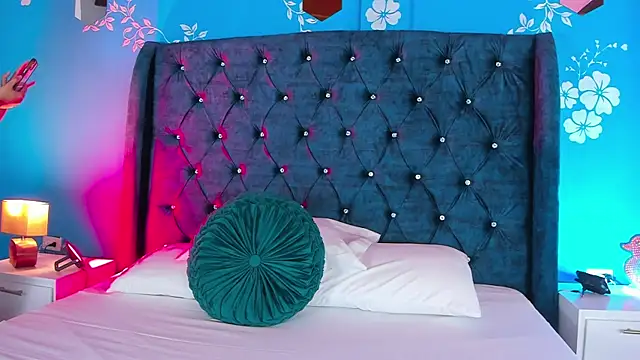 laurasmith  online show from April 15, 12:28 pm