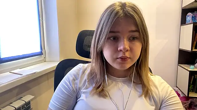 TomikoPfau online show from April 5, 9:08 am