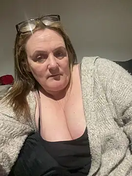 Busty-GilfQuinn online show from February 24, 8:18 pm