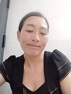 lris-Beauty77 online show from March 18, 4:23 pm