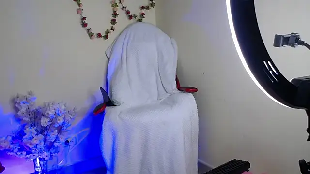 ivonnahills online show from April 10, 9:32 pm