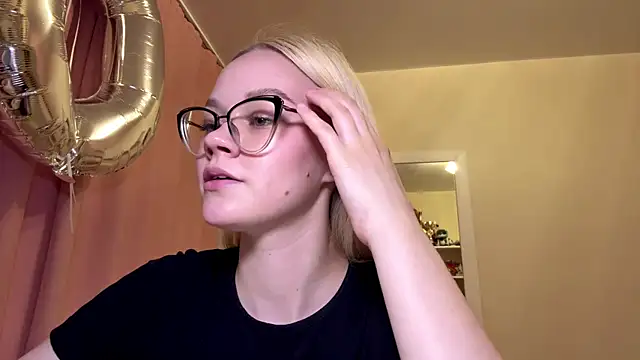 MiaCashe online show from April 17, 3:03 pm