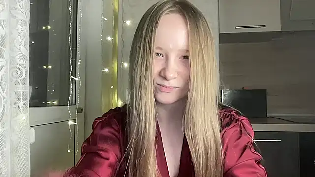 cutefoxieee online show from April 8, 5:48 pm