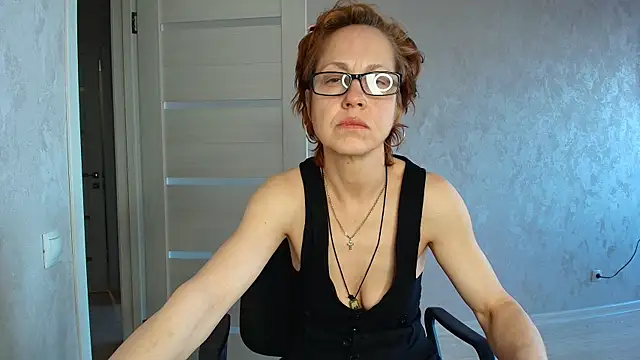 LioraWeiss online show from April 17, 2:08 pm