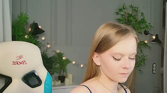 Sophie Peach  online show from March 23, 2:34 pm