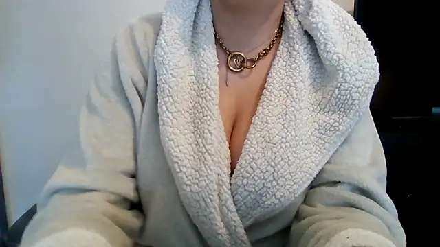 StaceyXOXO online show from April 11, 10:30 am