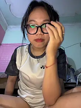 Leeeeiu online show from March 20, 3:39 pm