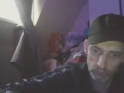 DOUBLETROUBLE7773 online show from April 4, 6:23 am