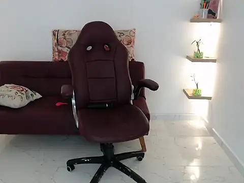 LayahNoir online show from March 10, 11:20 pm