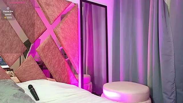 Emma Revees online show from April 28, 5:22 am