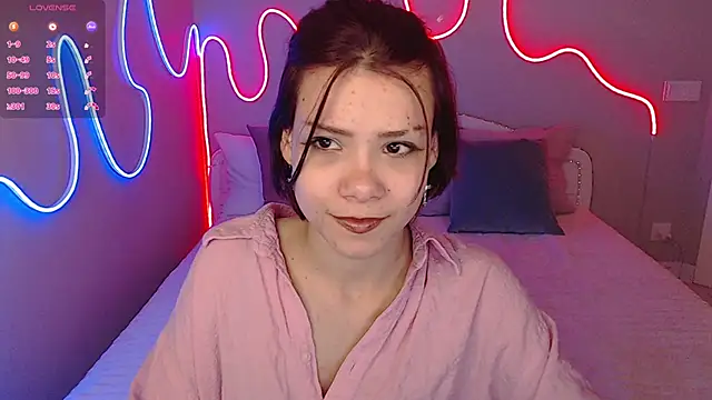 llittle-peachh online show from April 7, 8:00 pm