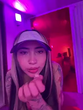 ManuelaVeeleez online show from April 18, 5:43 am