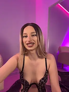 ScarletFlameee online show from April 26, 6:33 am