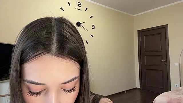 AdeleVelvet online show from April 5, 11:20 am