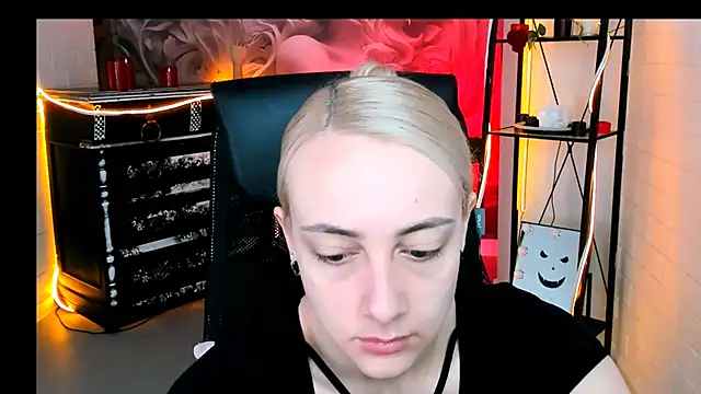 CarolMoor online show from April 29, 9:01 am