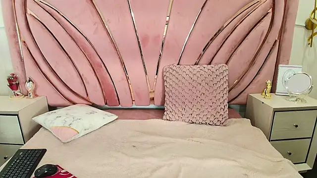 Helenn Moore online show from April 8, 1:35 pm