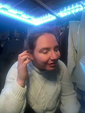 curvyneon online show from April 12, 6:22 pm