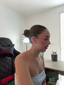 Lauren Storm online show from May 13, 7:19 pm