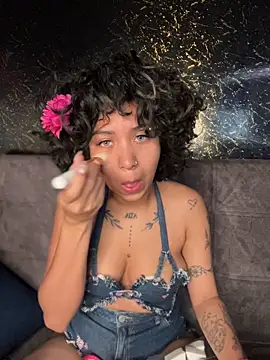 Laila LS online show from June 9, 1:32 pm
