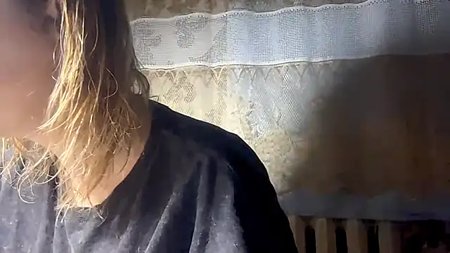 KrystenHoye online show from April 17, 4:09 pm