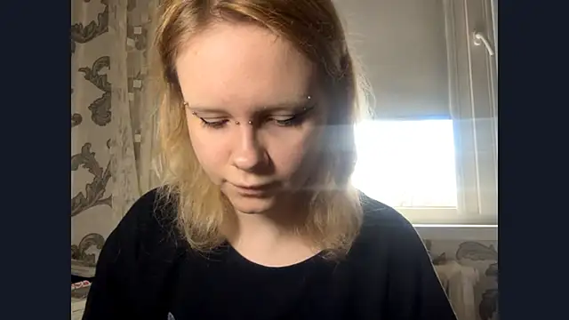 KrystenHoye online show from April 5, 12:26 pm