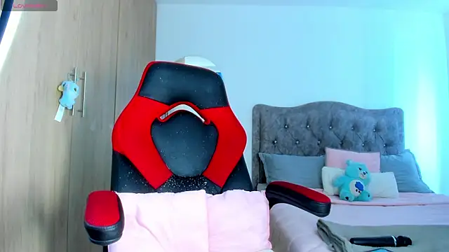 mia adamsxx online show from April 7, 8:00 pm