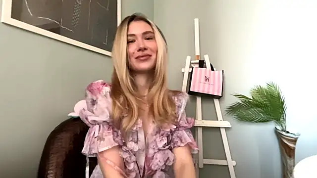 Alicesuperstar online show from March 31, 7:30 am