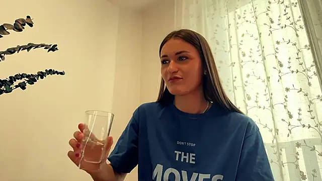 HallieHollo online show from April 1, 1:41 pm