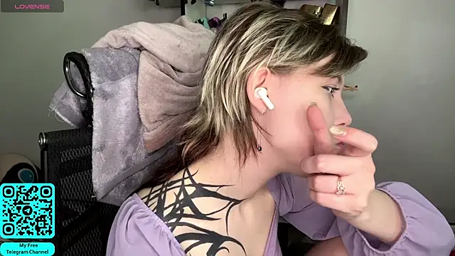 MadalynNosel online show from June 6, 7:14 am