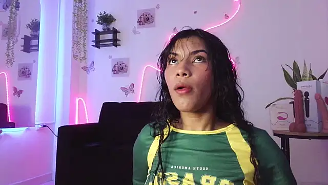 Daviana hill  online show from April 17, 5:26 pm