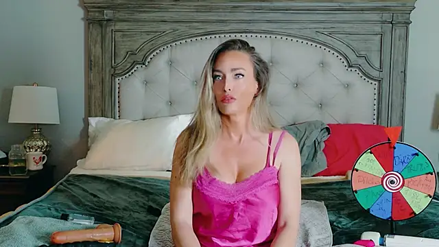 Farrah Fantasy online show from April 26, 3:43 pm