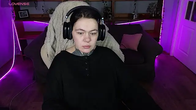 QwertyAnnie Lbo online show from April 12, 5:05 pm