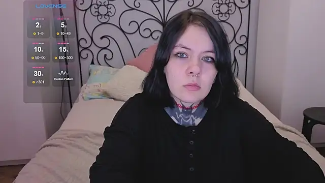 QwertyAnnie Lbo online show from April 23, 1:35 pm