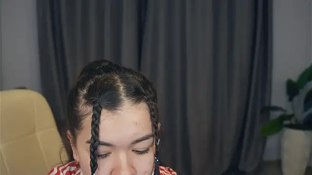 ShanaYock online show from April 12, 2:09 pm