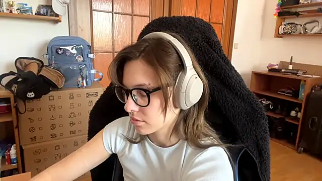PillowPeachX online show from April 22, 2:14 pm