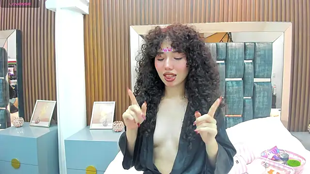 Chloe and Violeta online show from May 3, 12:08 pm
