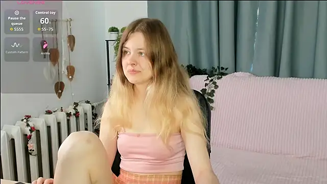 Glitch Doll online show from May 31, 5:46 am