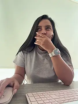 Just Adri online show from April 24, 7:27 pm