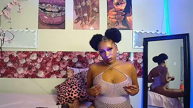 EnchantingLisa online show from May 26, 11:20 am
