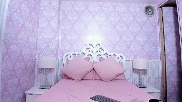 Miabloom19  online show from June 18, 11:31 pm