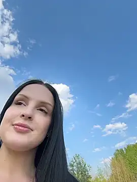 Evaryn online show from May 18, 1:17 pm