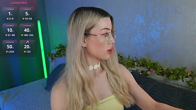 LindaThackerr online show from July 3, 4:29 am