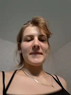 mooniekiss online show from May 11, 7:22 pm