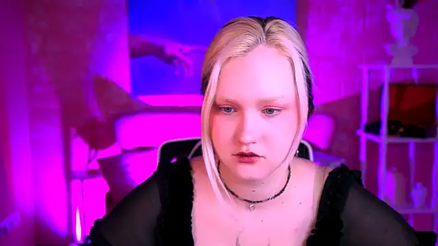 ViolettWoods online show from June 15, 6:24 am