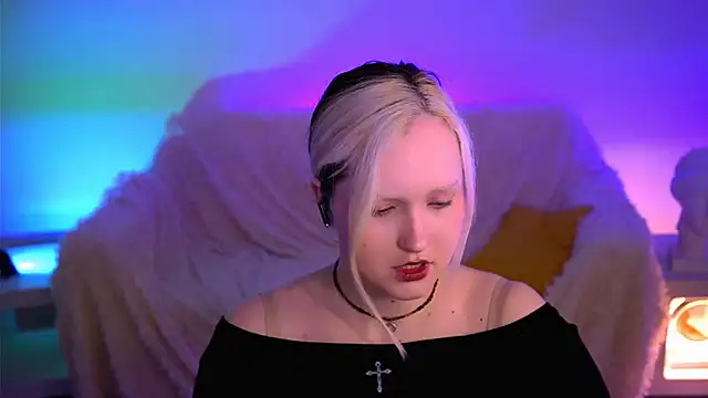 ViolettWoods online show from June 18, 6:26 am