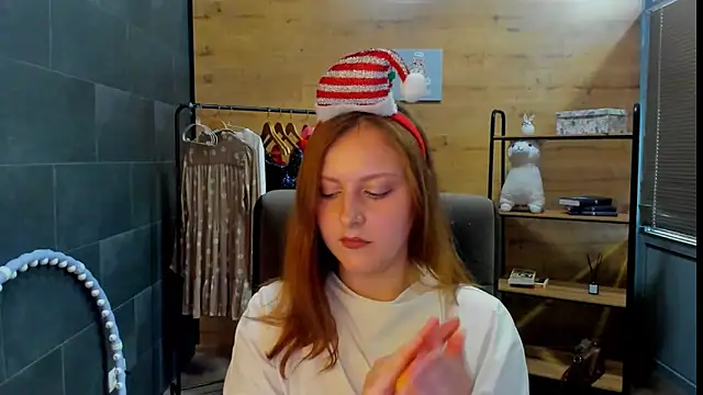 LauraaJohnson online show from May 19, 1:29 pm